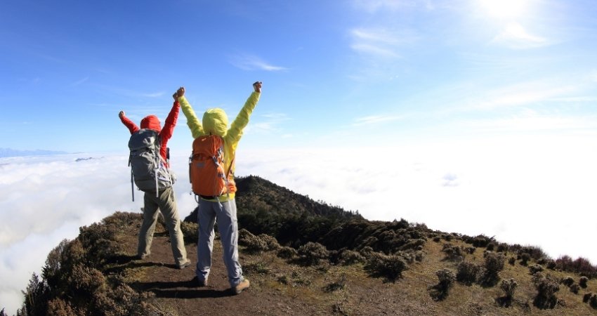 Touristen erkunden die Stadt mit einem lokalen Reiseleiter nach der Ankunft in Tansania Safari.